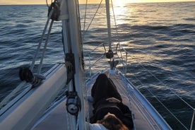 2 horas de experiencia privada al atardecer en velero en Cascais