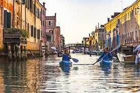 Clase de Kayak al Atardecer en Venecia: entrenamiento intermedio en la ciudad