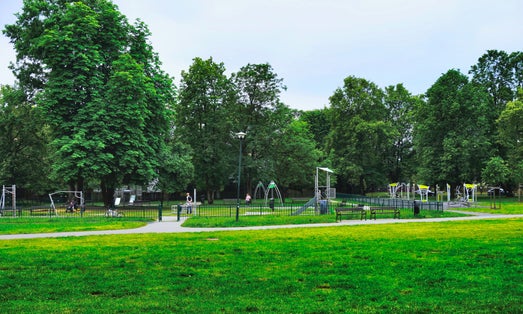 Park im. Tadeusza Kościuszki w Krakowie na Prądniku Białym. Ogólny widok na południe, plac zabaw i siłownia zewnętrzna.