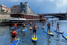 Stand-up paddleboarding ved elven Vltava i Praha