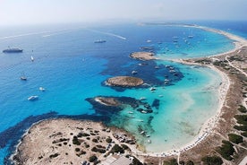 Gita di un giorno a Formentera da Ibiza su catamarano privato di lusso