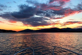 Tour privado al atardecer desde Trogir en lancha rápida