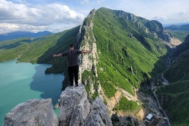 Vue sur le lac Bovilla et randonnée dans la montagne Gamti - Visite quotidienne au départ de Tirana