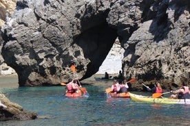 Kajaktour von Sesimbra zum Strand Ribeira do Cavalo, vorbei an den Höhlen