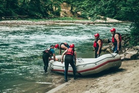 Rafting: actividad de rafting en aguas bravas del río Tara