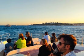 Crucero turístico de 2,5 horas por el Bósforo al atardecer en un yate de lujo