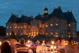 Visite en soirée du château de Vaux-le-Vicomte, dîner aux chandelles et transport en voiture de luxe