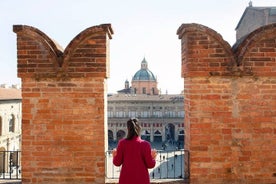 Bologna Hopp over kø-inngangen til klokketårnet og kunstsamlingene