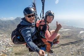 テネリフェ島南部のアデヘでの標準的なパラグライダー タンデム フライト