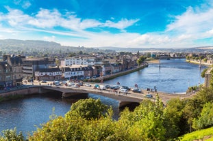 Photo of the harbor front of the city of Oban on the westcoast of Scotland.