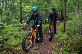 Guidad fatbike-resa runt den vackra Saima-sjön