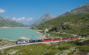 Visite los Alpes suizos en una excursión en el tren Bernina Express desde Milán