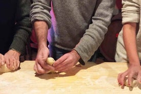 Corso di preparazione della pasta in una cantina del 12 ° secolo nella campagna toscana