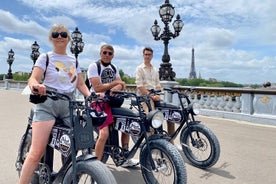 Tour guidato in bici elettrica per famiglie a Parigi