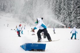 Clases de esquí y snowboard en Poiana Brasov: tour privado completo de un día desde Brasov