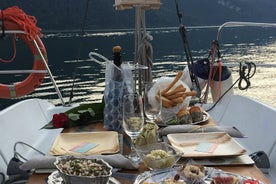 Jantar romântico ao pôr do sol em um barco à vela no Lago Como