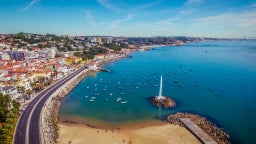 Auto medie a noleggio a Oeiras, in Portogallo