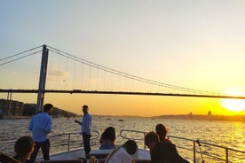 Bosporus-Sonnenuntergang-Sightseeing-Yachtkreuzfahrt mit Erfrischungen