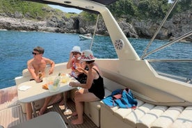 Paseo en barco privado por la costa de Amalfi con aperitivo.