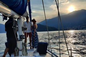 Segeln bei Sonnenuntergang auf dem Comer See mit privatem Skipper