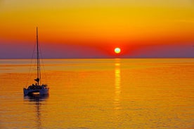 Crociera di lusso intorno a Santorini in catamarano al tramonto con barbecue, bevande e trasferimento