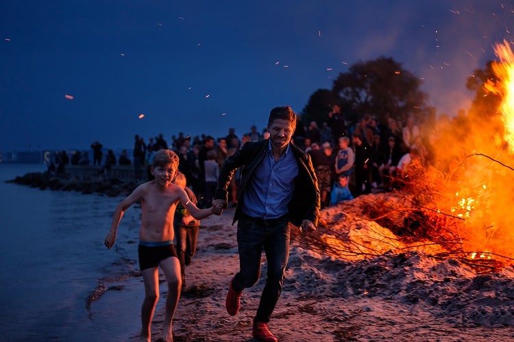 _Sankt_Hans_Aften__at_Charlottenlund_Strandpark_(summer_event_in_Denmark)_(35690369390).jpg