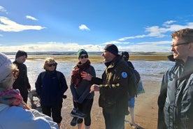 Pílagrímastígurinn gengur yfir sandinn til Holy Island