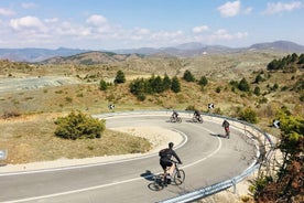 Excursão de bicicleta em declive na montanha de Dajti