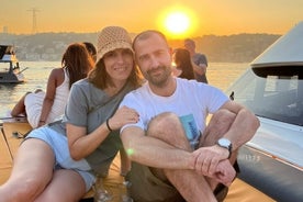 Istanbul Sunset Cruise auf einer Luxusyacht – geführte Gruppenkreuzfahrt