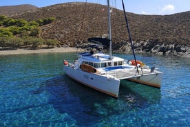 Crucero privado en catamarán de día completo desde Paros con almuerzo