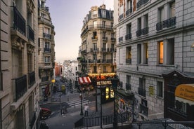 Private Tour: Montmartre Walking Tour, Dinner and Au Lapin Agile Cabaret