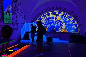 Excursão de Black Light Mini Golf e jogos em Praga, incluindo bebidas grátis