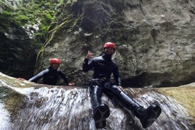 Utforska spänningen i Nevidio Canyon: 4 timmars Canyoning Adventure