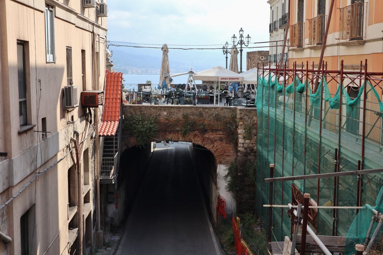 Photo of Glimpse between the alleys of the historic center.