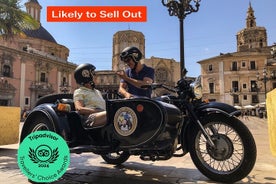 Destaques de Valência em um Sidecar Vintage com motorista local