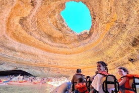 Paseo en barco a las cuevas de Benagil y Praia da Marinha