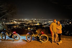 Visite nocturne en vélo électrique de style rétro à Prague - guidée en direct 