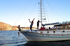 Crociera tradizionale al tramonto sulla Caldera di Santorini con pasto e bevande