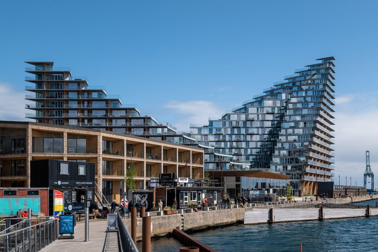 Photo of a V-shaped high-rise-building in Aarhus for the "Basin 7" project at the Aarhus Island Promenade.