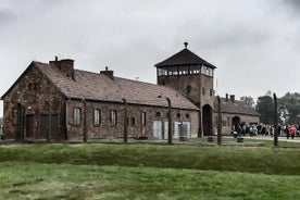 Auschwitz en Birkenau: Live-tour met gids, inclusief vervoer en ophalen bij het hotel