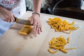 Cesarine: lezione di pasta e tiramisù a casa del locale a Verona