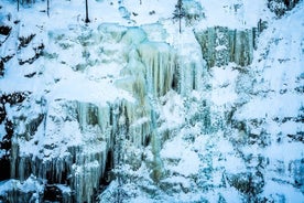 Cascades gelées dans l'aventure du canyon de Korouoma