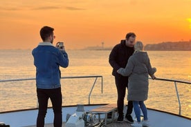 Croisière au coucher du soleil sur le Bosphore avec vin, sentez-vous spécial sur un yacht de luxe