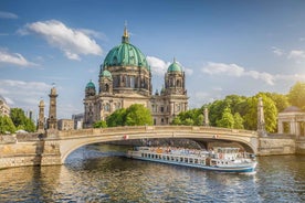 Skip-the-line Boat Cruise and Berlin’s Old Town Guided Tour