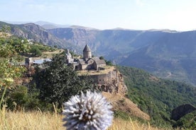 Tour privato di 2 giorni e 1 notte a Khor Virap, Areni, Noravank, Goris, Tatev.