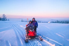 在苔原的雪地摩托车徒步旅行队