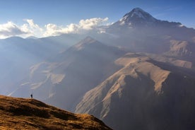 Kazbegi - Endagsvandring privat tur till Angel Mountain 3096 m