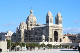 Einkaaðlögun á ferð með staðbundnum leiðsögumanni í Marseille