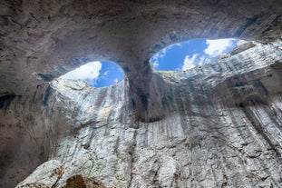 Prohodna Cave