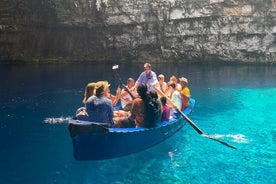 Besuchen Sie die Höhle am Melissani-See mit dem Boot und besuchen Sie den Aussichtspunkt Myrtos